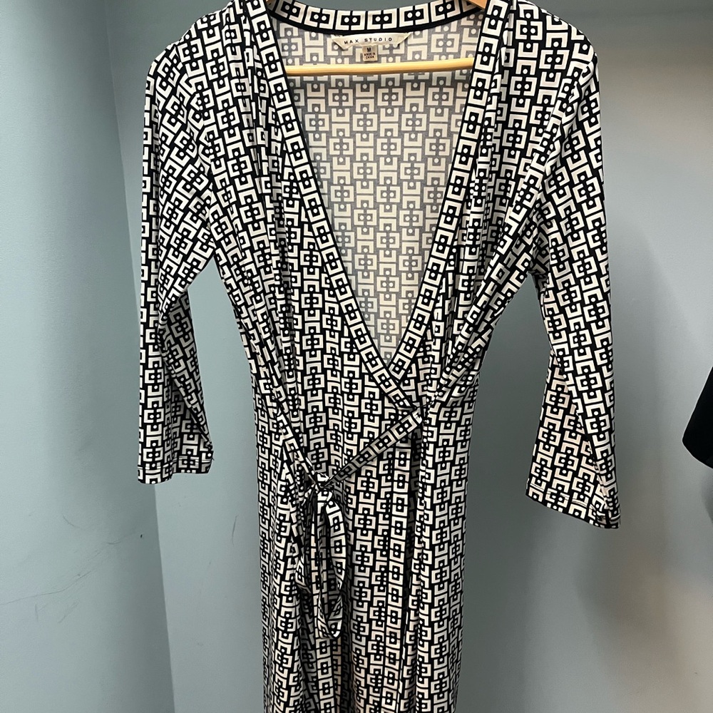 Vintage Max Studio Geometric Black and White Long Sleeve Dress